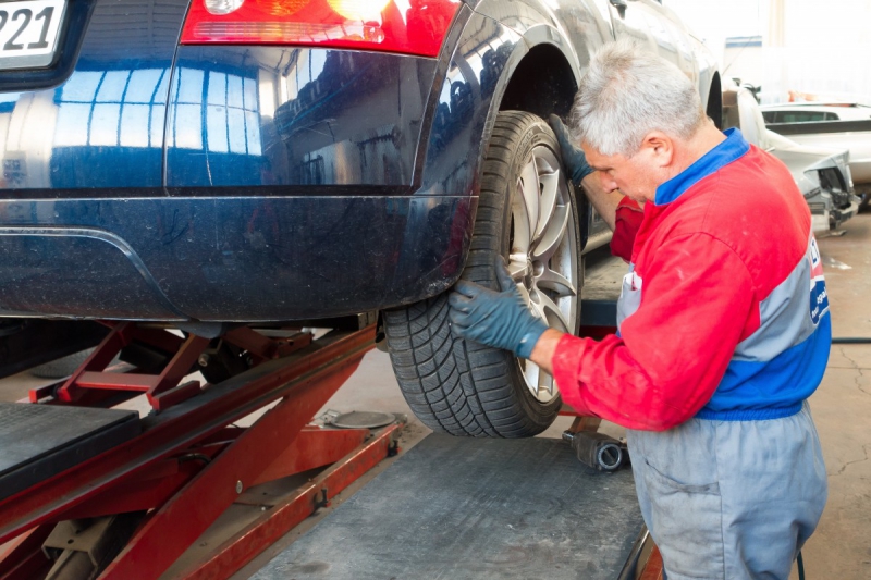 ecommerce-LA SEYNE SUR MER-min_auto_repair_repair_lift_auto_mechanic_work_clothes_master_professional_man_of_the_fold-685629